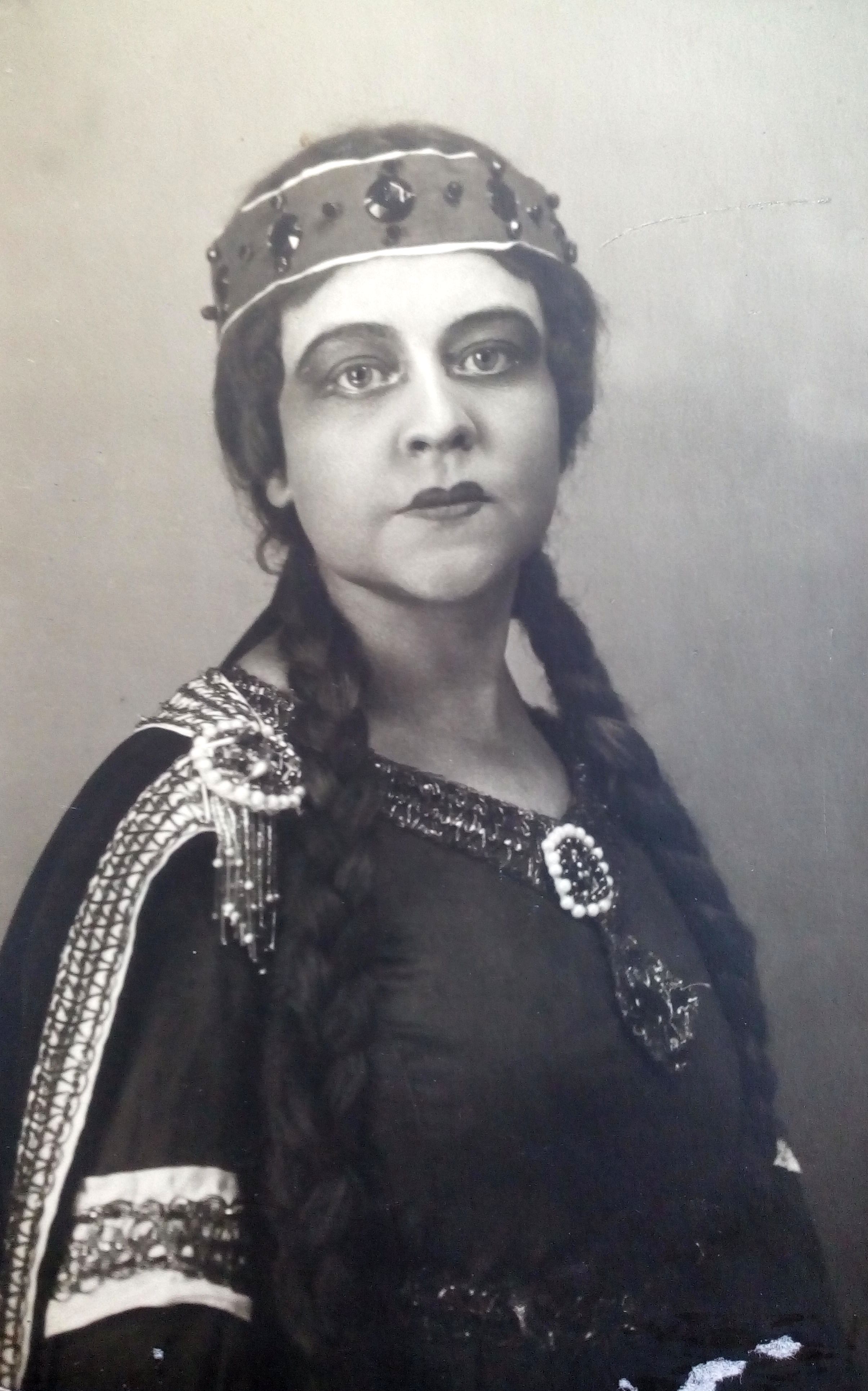 Raiņa luga „Krauklītis” Latvijas Nacionālajā teātrī 1921. gadā. Mirdza Šmithene – Magones lomā. K. Kraukļa foto. RMM 2321